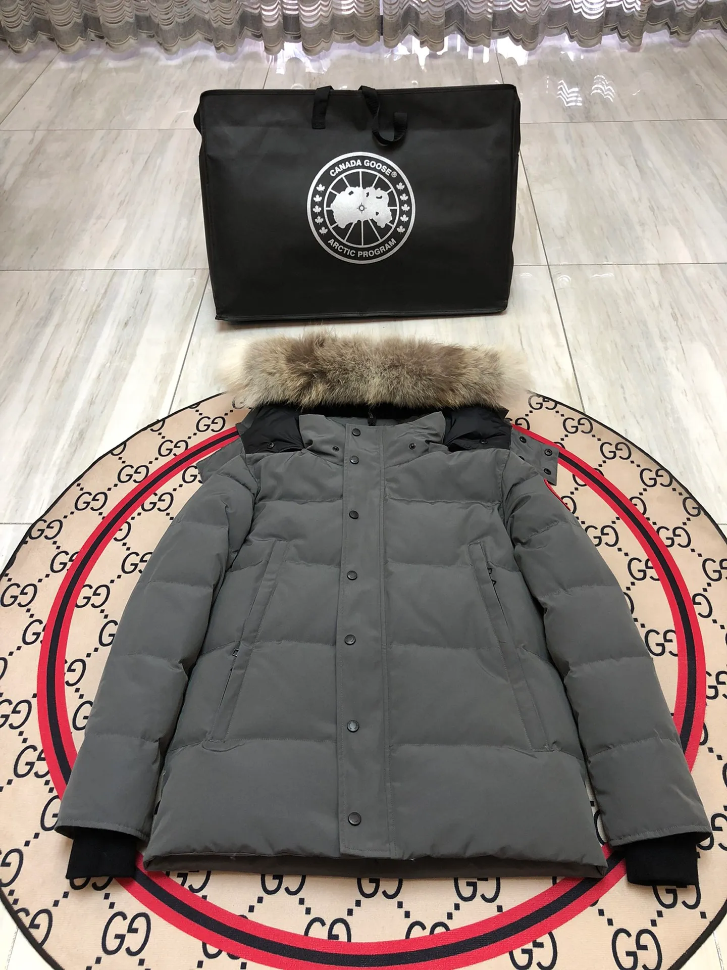 P800 Canada Goose Wyndham Parka has 29 styles for men and women. The hood and fur collar are detachable. My personal favorite is simple and elegant. It is clean and tidy. All Arctic and Antarctic scientific expedition teams choose Canada Goose as their cold wear. It is the Rolls-Royce of down jackets. ➖ Industry-leading anti-counterfeiting chip sensing. ➖ Imported Behringer embroidery machines and customized embroidery labels, the highest level and industry leading. ➖ Imported Korean 21-count polyester-cotton blended original fabric, TC85 waterproof coated fabric, water-repellent, windproof and wear-resistant. ➖ The new national standard 80 white duck down is filled with an average of 520 grams of down. The amount of down filled is industry-leading. ➖ 100% nylon lining with double double-layer sealing design to prevent velvet running, and seamless thread design on the cuffs! ➖ Western Canadian Green Wolf Collar. ➖ Yoshida YKK provides original factory-customized electroplated sliders. YKK two-way lockable zippers are tight and smooth and do not peel off paint. ➖ 3M composite Velcro is durable and the accessories and hardware are all custom-made. Note: Our copywriting is only simple and clear. Instead of bragging about the copywriting, it is better to compare and understand with samples. Only for the purest goose, the most dedicated, the most professional, the highest quality, the highest cost performance! SIZE:S-XXL [With size chart]